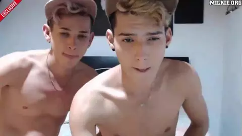 Couple de minets camboys en show sexy bien chaud