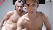Pareja de camboys twinks muy caliente en show sexy