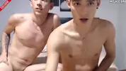 Pareja de camboys twinks muy caliente en show sexy