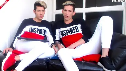 Casal sexy de twinks camboys venezuelanos