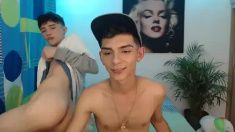 Casal de twinks bem quentes, amigos camboys