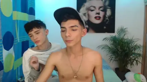 Casal de twinks bem quentes, amigos camboys
