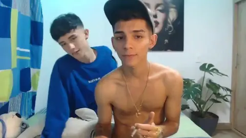 Coppia di twink super caldi, amici e lovers camboy