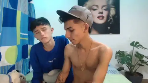 Casal de twinks bem quentes, amigos e lovers camboys