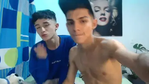 Couple de minets super chauds, potes et lovers camboys