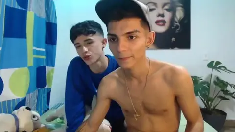 Casal de twinks bem quentes, amigos e lovers camboys