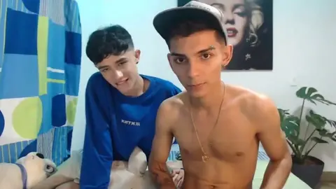 Couple de minets super chauds, potes et lovers camboys