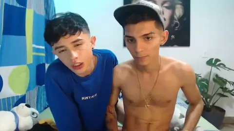 Casal de twinks bem quentes, amigos e lovers camboys