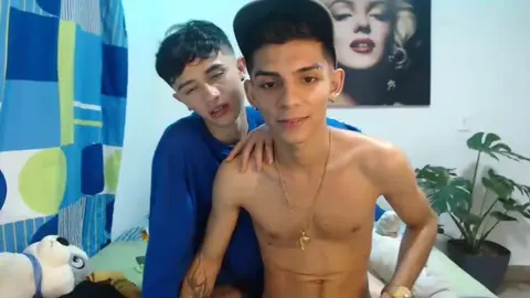 Pareja de twinks super calientes, amigos y amantes camboys