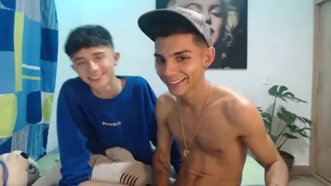 Couple de minets super chauds, potes et lovers camboys