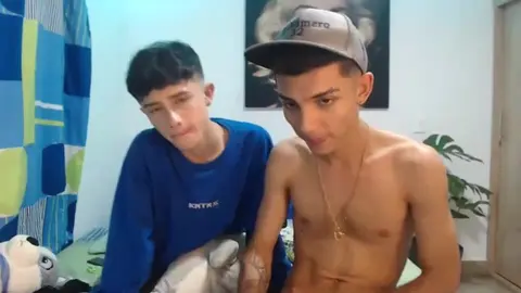 Pareja de twinks super calientes, amigos y amantes camboys