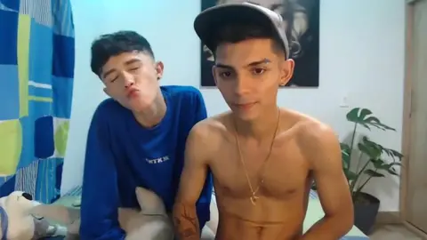 Pareja de twinks super calientes, amigos y amantes camboys