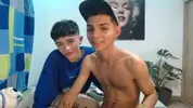 Couple de minets super chauds, potes et lovers camboys