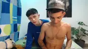 Couple de minets super chauds, potes et lovers camboys