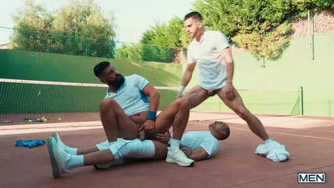 Plan à trois sur le cour de tennis