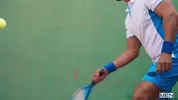 Plan à trois sur le cour de tennis