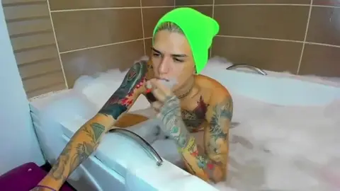 Couple de twinks camboys tatoués - Tattoohotboys