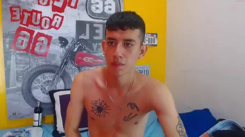 Casal de camboys bem hot em cam flip-flop