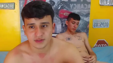 Couple de camboys bien hot en flip-flop sur cam