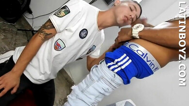 Couple de twinks latinos bien chauds avec une trans