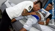Couple de twinks latinos bien chauds avec une trans
