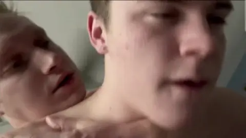 Heißer Home-Sex zwischen Liebhabern und Freunden mit Silas