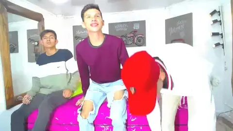 Orgia quente de twinks latinos a quatro