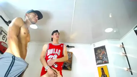 Orgía en grupo con camboys latinos bien sexys