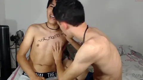 Casal de twinks colombianos quentes na cam