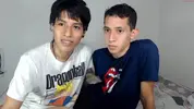 Pareja de twinks colombianos calientes en cámara