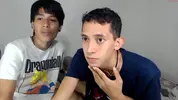 Pareja de twinks colombianos calientes en cámara