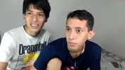 Pareja de twinks colombianos calientes en cámara