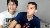 Pareja de twinks colombianos calientes en cámara