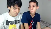 Pareja de twinks colombianos calientes en cámara