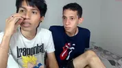 Pareja de twinks colombianos calientes en cámara