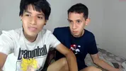 Pareja de twinks colombianos calientes en cámara