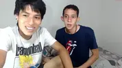 Pareja de twinks colombianos calientes en cámara