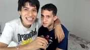 Pareja de twinks colombianos calientes en cámara