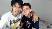 Pareja de twinks colombianos calientes en cámara