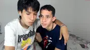 Pareja de twinks colombianos calientes en cámara