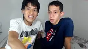 Pareja de twinks colombianos calientes en cámara