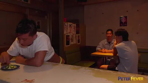 Erección de medianoche: pepinos encurtidos y humillación pública