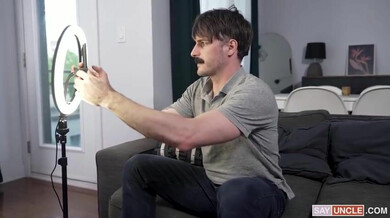 Orgoglioso di vederti duro per il tuo patrigno: tradisci per salvare l'anniversario