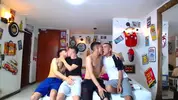 Show d'orgie porno chaude de camboys en groupe