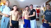 Show d'orgie porno chaude de camboys en groupe