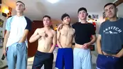 Show d'orgie porno chaude de camboys en groupe