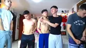 Show d'orgie porno chaude de camboys en groupe