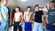 Show d'orgie porno chaude de camboys en groupe