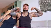 Casey Cooper y Costa Rican Papi adorando pies