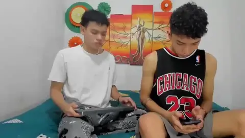 Heißes Twink-Pärchen als Camboy-Freunde